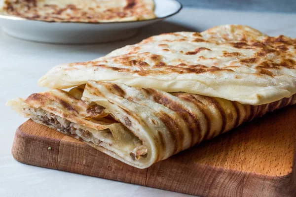 Qutab Tradisional atau Gozleme dibuat dengan Dough, Minced Meat atau Cheese . — Stok Foto