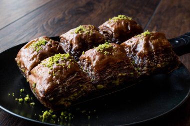 Türk tatlı fıstıklı çikolatalı Baklava 