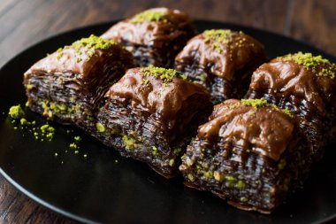 Türk tatlı fıstıklı çikolatalı Baklava 