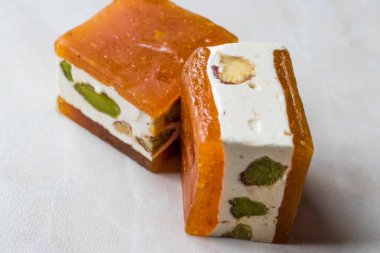 Mini küp Helva ya da Helva Fıstıklı ve kayısı ile lezzet