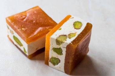 Mini küp Helva ya da Helva Fıstıklı ve kayısı ile lezzet