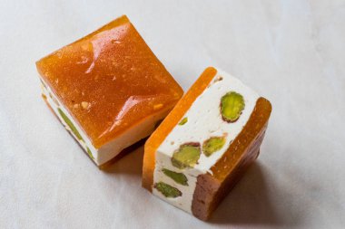 Mini küp Helva ya da Helva Fıstıklı ve kayısı ile lezzet