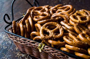 Organik kahverengi Mini tuzlu Pretzel krakeri ahşap sepeti