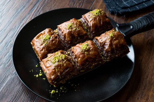 Turkish Dessert Chocolate Baklava with Pistachio — Stock Photo, Image