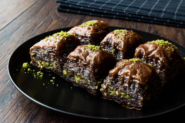 Türk tatlı fıstıklı çikolatalı Baklava 