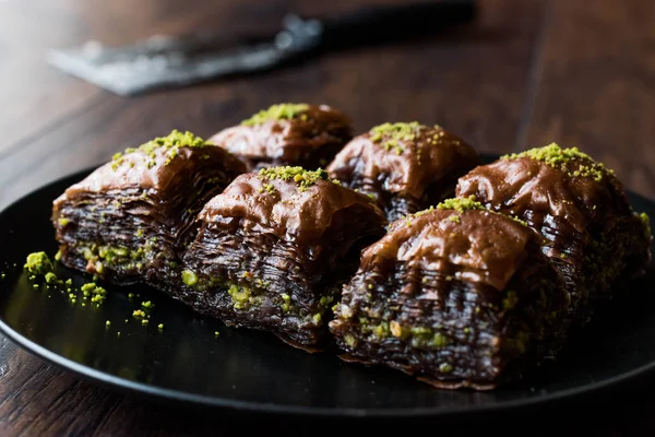 Chocolate de postre turco Baklava con pistacho —  Fotos de Stock
