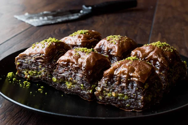 Chocolate de postre turco Baklava con pistacho —  Fotos de Stock