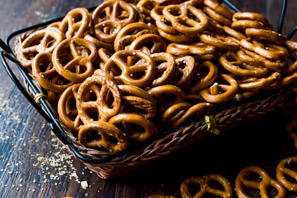 Biscoitos Pretzel salgados Brown Mini orgânicos na cesta de madeira — Fotografia de Stock