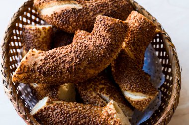 Susam ahşap sepeti ile Türk simit Simit.