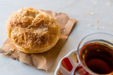 İzmir boyoz / börek çay ile yuvarlak