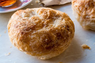 İzmir boyoz / börek çay ile yuvarlak