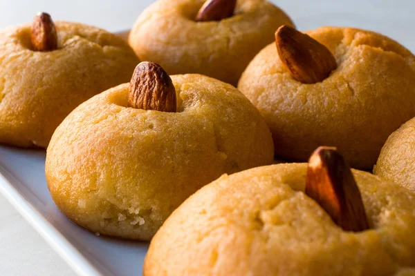 Türkisches Dessert sekerpare / kleine Kuchen mit Mandeln und Sherbet — Stockfoto