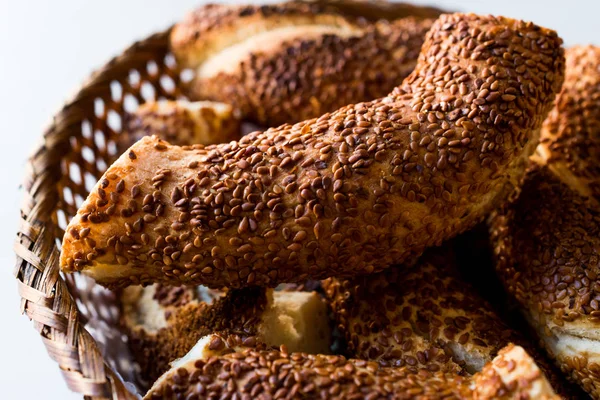 Bagel Simit turc au sésame dans un panier en bois . — Photo