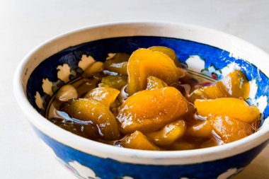 Organik kayısı tohum kase ile.