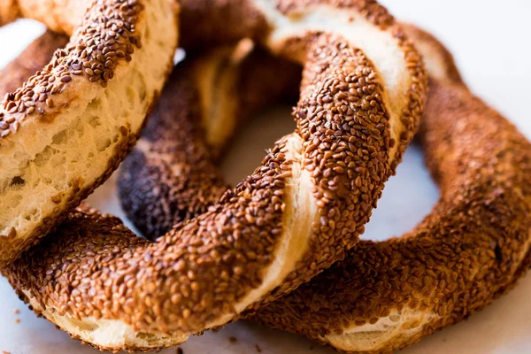 Turecký bagel Simit se sezamem — Stock fotografie