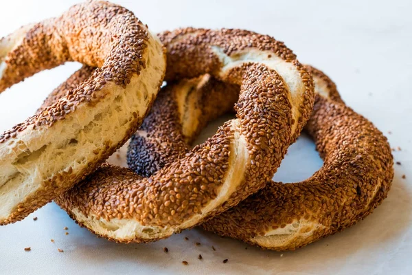 Susamlı Türk simidi Simit