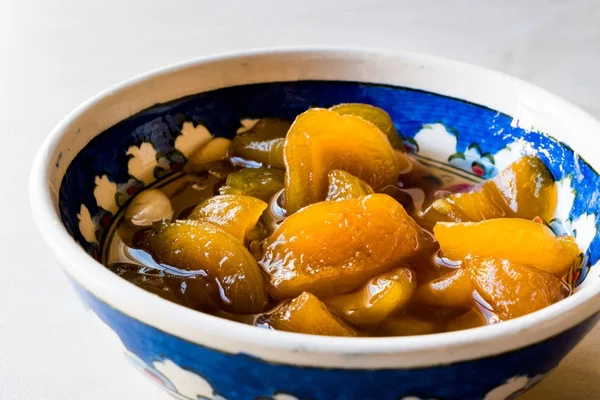 Organik kayısı tohum kase ile.