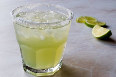 Klasik Margarita kokteyl cam limonlu tuzlu ve ezilmiş buz