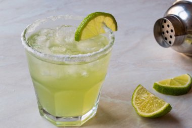 Klasik Margarita kokteyl cam limonlu tuzlu ve ezilmiş buz. 