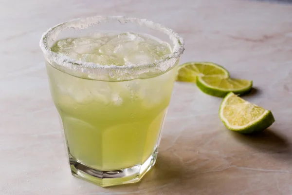 Classic Margarita Cocktail in Salted Glass with Lime and Crushed ice — Stock Photo, Image