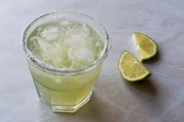 Cóctel clásico Margarita en vidrio salado con lima y hielo picado —  Fotos de Stock