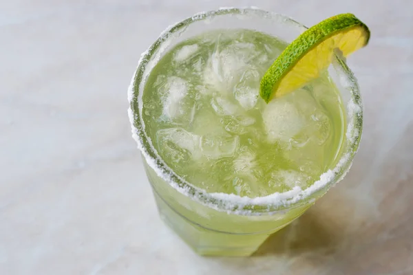 Classic Margarita Cocktail i saltade glas med Lime och krossad is. — Stockfoto