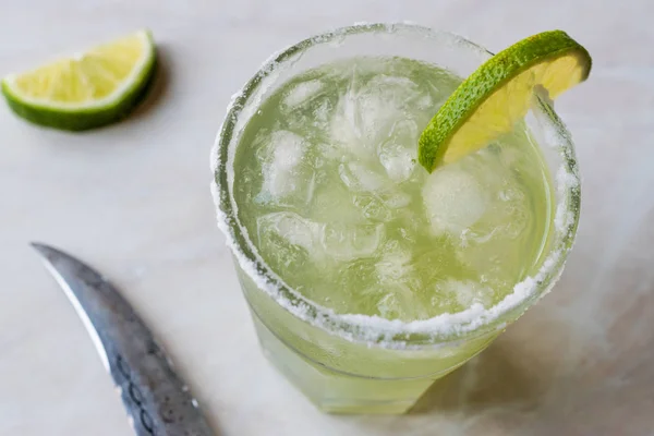 Classic Margarita Cocktail i saltade glas med Lime och krossad is. — Stockfoto