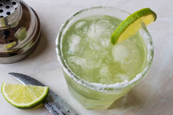 Klasik Margarita kokteyl cam limonlu tuzlu ve ezilmiş buz. — Stok fotoğraf