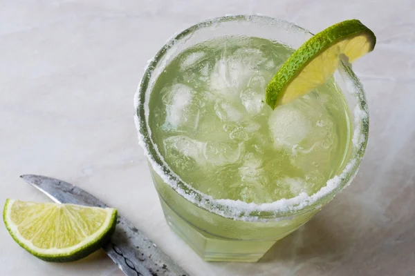 Klasik Margarita kokteyl cam limonlu tuzlu ve ezilmiş buz. — Stok fotoğraf