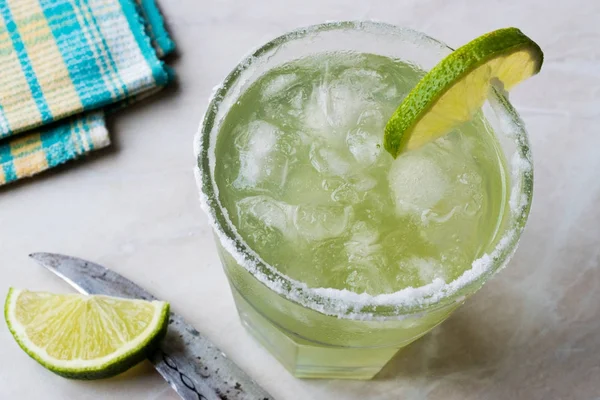 Klassischer Margarita-Cocktail im Salzglas mit Limette und Crushed Ice. — Stockfoto