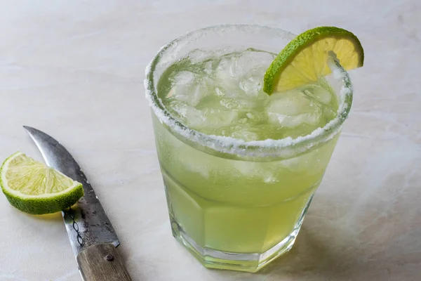 Margarita klasik Cocktail in Salted Glass with Lime and Crushed ice . — Stok Foto