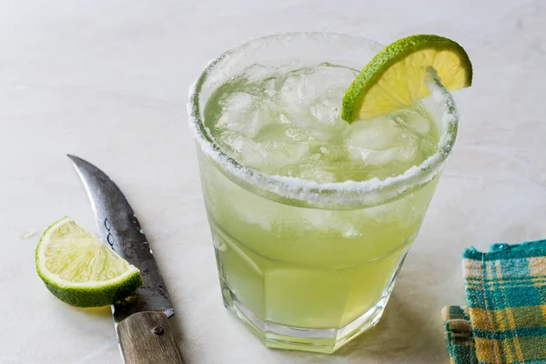 Classic Margarita Cocktail i saltade glas med Lime och krossad is. — Stockfoto