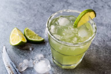 Klasik Margarita kokteyl cam limonlu tuzlu ve ezilmiş buz