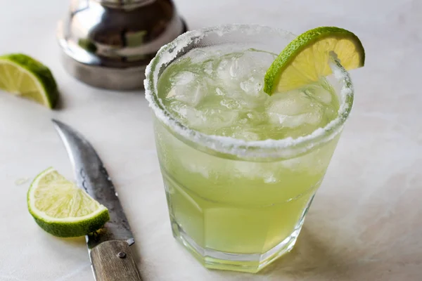 Cóctel clásico Margarita en vidrio salado con lima y hielo picado —  Fotos de Stock