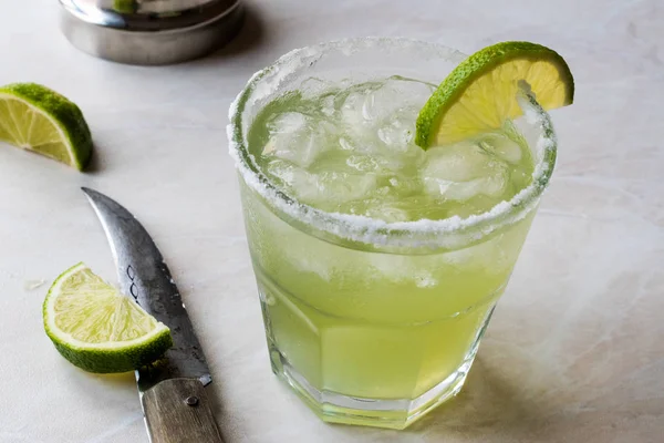 Classic Margarita Cocktail in Salted Glass with Lime and Crushed ice — Stock Photo, Image