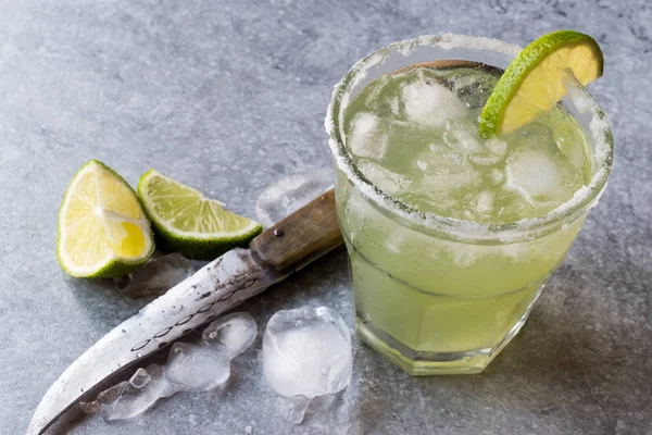 Cocktail Margarita classique en verre salé avec chaux et glace concassée — Photo