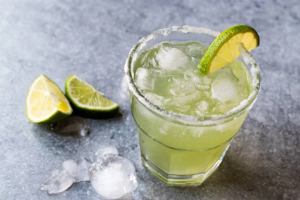 Klassischer Margarita-Cocktail im Salzglas mit Limette und Crushed Ice — Stockfoto