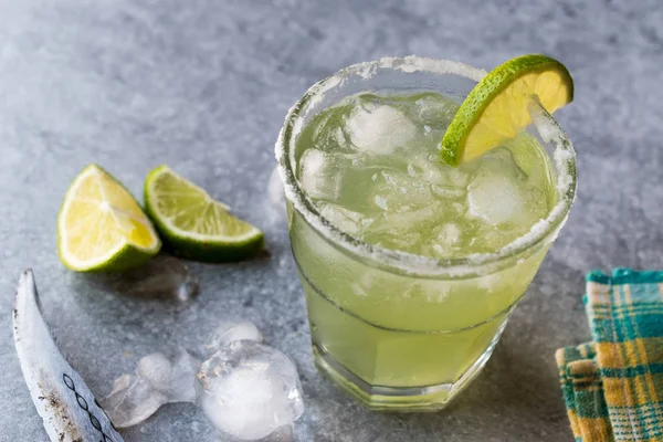 Classic Margarita Cocktail in Salted Glass with Lime and Crushed ice — Stock Photo, Image