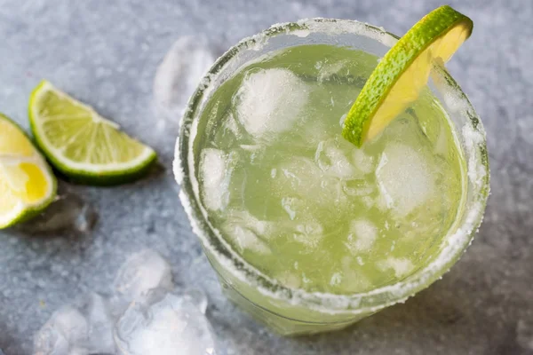 Klassischer Margarita-Cocktail im Salzglas mit Limette und Crushed Ice — Stockfoto