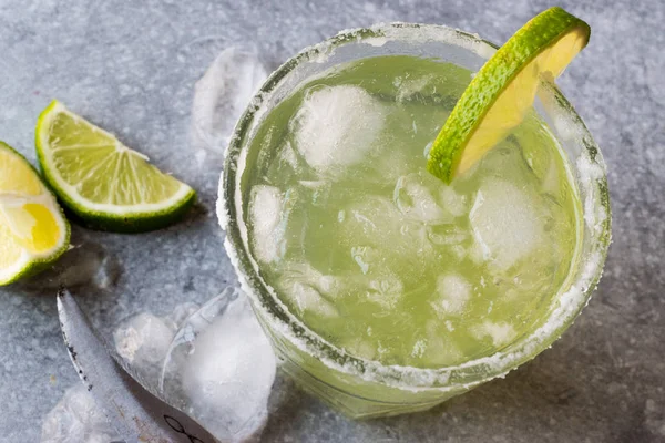 Cóctel clásico Margarita en vidrio salado con lima y hielo picado — Foto de Stock