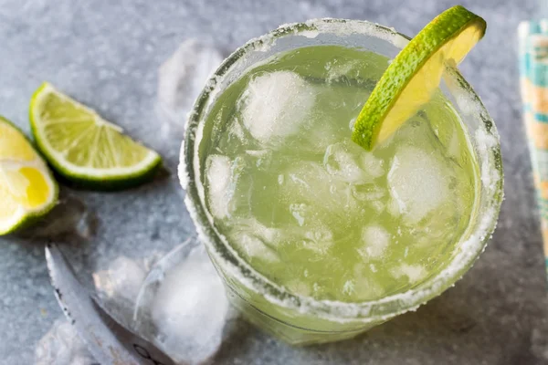 Cóctel clásico Margarita en vidrio salado con lima y hielo picado —  Fotos de Stock