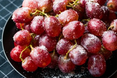 Şekerli Sangria mor üzüm tatlı için.