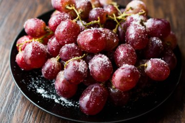 Şekerli Sangria mor üzüm tatlı için.