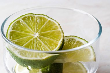 Cam bardak taze limon dilimleri.