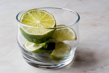Cam bardak taze limon dilimleri.
