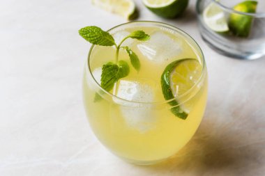 Sarı limonata kokteyl kireç ve buz ile.