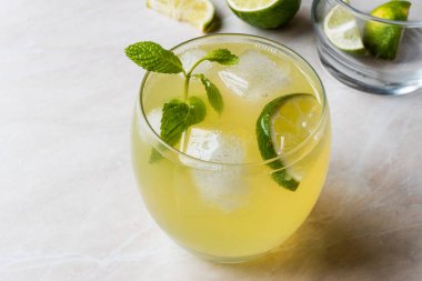 Sarı limonata kokteyl kireç ve buz ile.