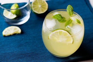 Sarı limonata kokteyl kireç ve buz ile.