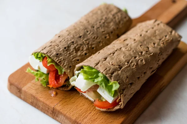 Envoltura de dieta baja en calorías con queso, tomates y ensalada . — Foto de Stock