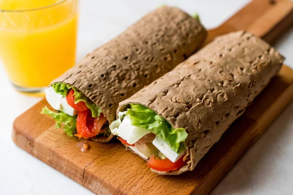 Low Calorie Diet Wrap with Cheese, Tomatoes, Salad and Orange Ju — Stock Photo, Image